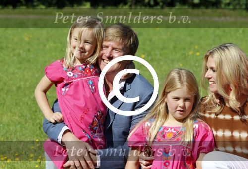 Wassenaar 7 juli 2012
Fotosessie met Prins Willem Alexander prinses Maxima Alexia Ariane en Amalia op landgoed de horsten.
Peter Smulder bv