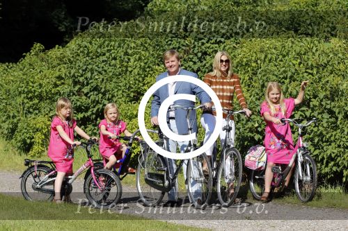Wassenaar 7 juli 2012
Fotosessie met Prins Willem Alexander prinses Maxima Alexia Ariane en Amalia op landgoed de horsten.
Peter Smulder bv