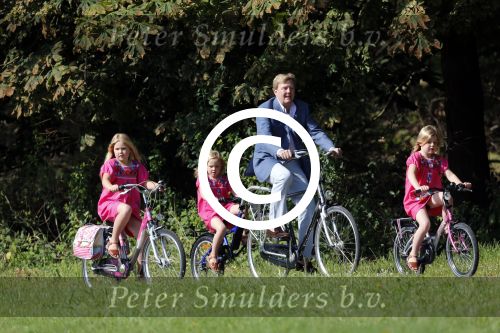 Wassenaar 7 juli 2012
Fotosessie met Prins Willem Alexander prinses Maxima Alexia Ariane en Amalia op landgoed de horsten.
Peter Smulder bv