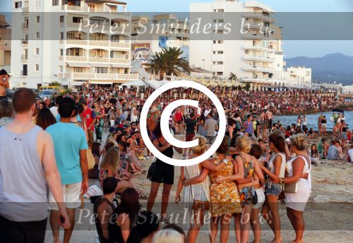 Ibiza 10 juli 2012
Wesley Sneijder en zijn vrouw Yolanthe Sneijder Cabau verliefd op ibiza genieten van de ondergaande zon. publiek bij oa afrojack
Peter Smulders bv