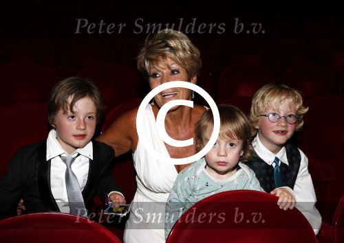 Amsterdam 17 juni 2012
Premiere het geheugen van water in het nieuwe de la mar. Puck Croiset met haar kleinkinderen
Peter Smulders bv