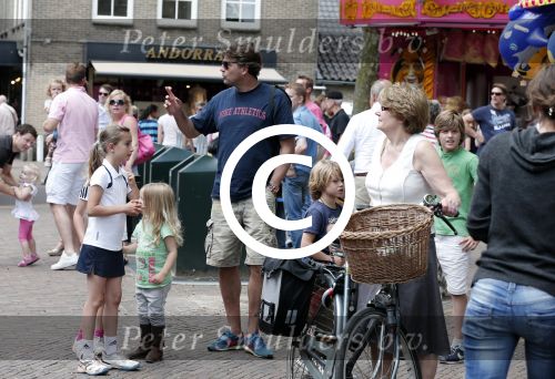 Laren 30 juni 2012
Reinout Oerlemans met zijn kinderen Thijmen Fiene Benjamin en Kate op de kermis van Laren.
Peter Smulders bv