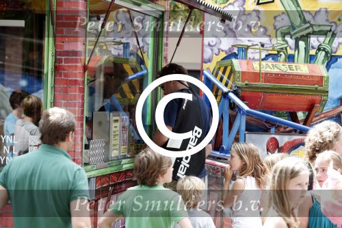Laren 30 juni 2012
Reinout Oerlemans met zijn kinderen Thijmen Fiene Benjamin en Kate op de kermis van Laren.
Peter Smulders bv