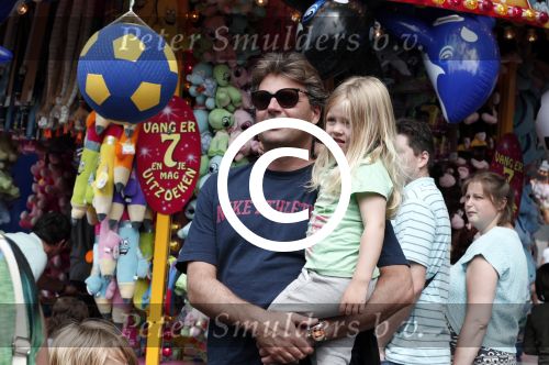 Laren 30 juni 2012
Reinout Oerlemans met zijn kinderen Thijmen Fiene Benjamin en Kate op de kermis van Laren.
Peter Smulders bv