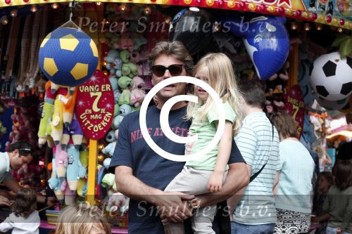 Laren 30 juni 2012
Reinout Oerlemans met zijn kinderen Thijmen Fiene Benjamin en Kate op de kermis van Laren.
Peter Smulders bv