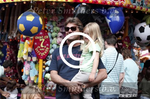 Laren 30 juni 2012
Reinout Oerlemans met zijn kinderen Thijmen Fiene Benjamin en Kate op de kermis van Laren.
Peter Smulders bv