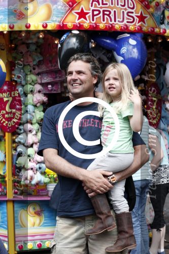 Laren 30 juni 2012
Reinout Oerlemans met zijn kinderen Thijmen Fiene Benjamin en Kate op de kermis van Laren.
Peter Smulders bv
