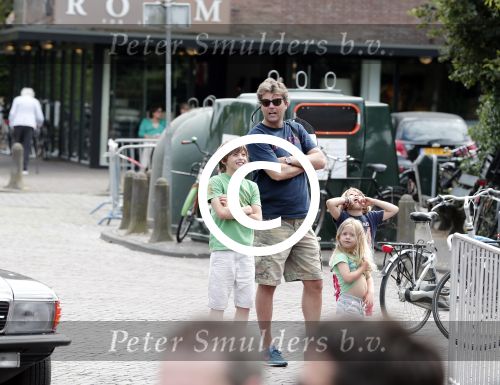 Laren 30 juni 2012
Reinout Oerlemans met zijn kinderen Thijmen Fiene Benjamin en Kate op de kermis van Laren.
Peter Smulders bv