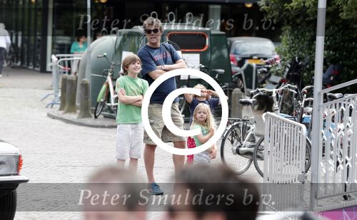 Laren 30 juni 2012
Reinout Oerlemans met zijn kinderen Thijmen Fiene Benjamin en Kate op de kermis van Laren.
Peter Smulders bv