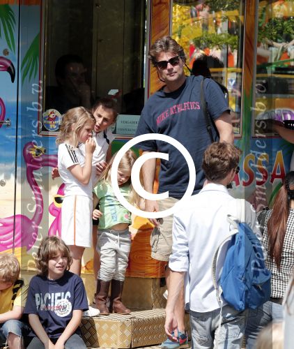 Laren 30 juni 2012
Reinout Oerlemans met zijn kinderen Thijmen Fiene Benjamin en Kate op de kermis van Laren.
Peter Smulders bv