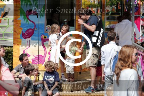 Laren 30 juni 2012
Reinout Oerlemans met zijn kinderen Thijmen Fiene Benjamin en Kate op de kermis van Laren.
Peter Smulders bv