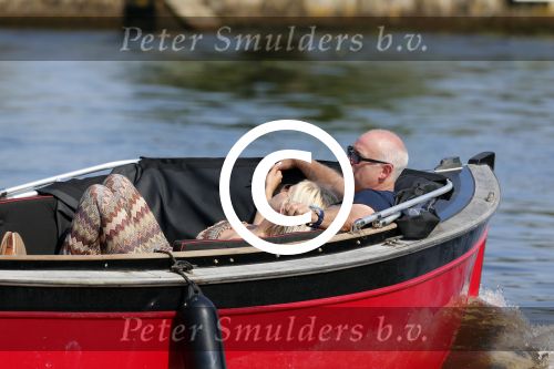 Vreeland 25 juli 2012
Maarten Spanjer met vriendin en Rene v d Gijp met vriendin aan het varen op de Vecht met sloep/boot Maarten.
Peter Smulders bv