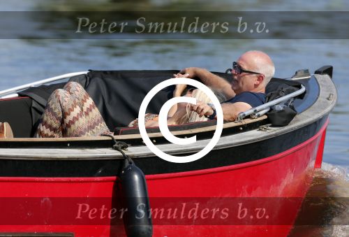 Vreeland 25 juli 2012
Maarten Spanjer met vriendin en Rene v d Gijp met vriendin aan het varen op de Vecht met sloep/boot Maarten.
Peter Smulders bv