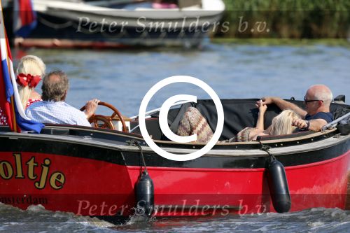 Vreeland 25 juli 2012
Maarten Spanjer met vriendin en Rene v d Gijp met vriendin aan het varen op de Vecht met sloep/boot Maarten.
Peter Smulders bv