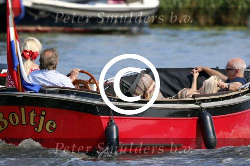 Vreeland 25 juli 2012
Maarten Spanjer met vriendin en Rene v d Gijp met vriendin aan het varen op de Vecht met sloep/boot Maarten.
Peter Smulders bv