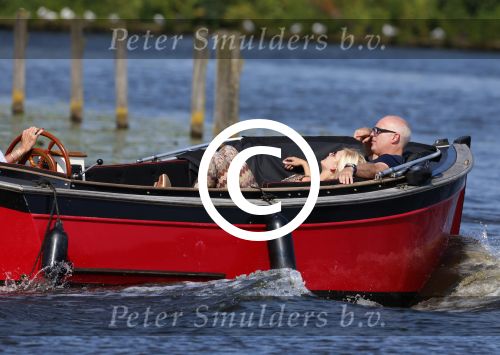 Vreeland 25 juli 2012
Maarten Spanjer met vriendin en Rene v d Gijp met vriendin aan het varen op de Vecht met sloep/boot Maarten.
Peter Smulders bv