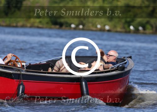 Vreeland 25 juli 2012
Maarten Spanjer met vriendin en Rene v d Gijp met vriendin aan het varen op de Vecht met sloep/boot Maarten.
Peter Smulders bv