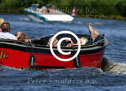 Vreeland 25 juli 2012
Maarten Spanjer met vriendin en Rene v d Gijp met vriendin aan het varen op de Vecht met sloep/boot Maarten.
Peter Smulders bv