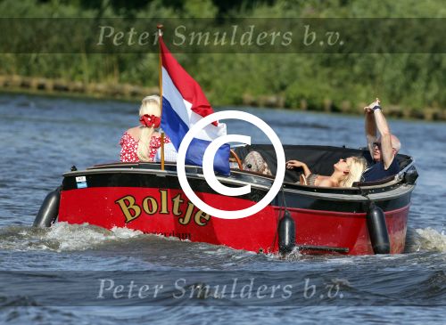 Vreeland 25 juli 2012
Maarten Spanjer met vriendin en Rene v d Gijp met vriendin aan het varen op de Vecht met sloep/boot Maarten.
Peter Smulders bv