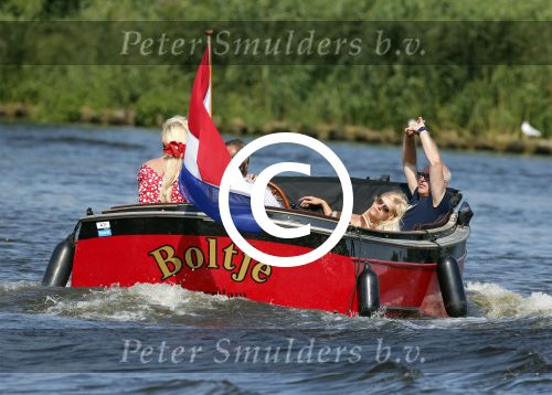 Vreeland 25 juli 2012
Maarten Spanjer met vriendin en Rene v d Gijp met vriendin aan het varen op de Vecht met sloep/boot Maarten.
Peter Smulders bv