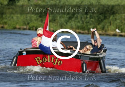 Vreeland 25 juli 2012
Maarten Spanjer met vriendin en Rene v d Gijp met vriendin aan het varen op de Vecht met sloep/boot Maarten.
Peter Smulders bv