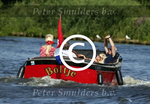 Vreeland 25 juli 2012
Maarten Spanjer met vriendin en Rene v d Gijp met vriendin aan het varen op de Vecht met sloep/boot Maarten.
Peter Smulders bv