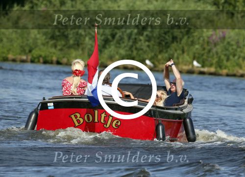Vreeland 25 juli 2012
Maarten Spanjer met vriendin en Rene v d Gijp met vriendin aan het varen op de Vecht met sloep/boot Maarten.
Peter Smulders bv