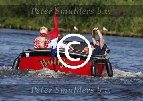 Vreeland 25 juli 2012
Maarten Spanjer met vriendin en Rene v d Gijp met vriendin aan het varen op de Vecht met sloep/boot Maarten.
Peter Smulders bv