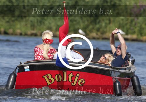 Vreeland 25 juli 2012
Maarten Spanjer met vriendin en Rene v d Gijp met vriendin aan het varen op de Vecht met sloep/boot Maarten.
Peter Smulders bv