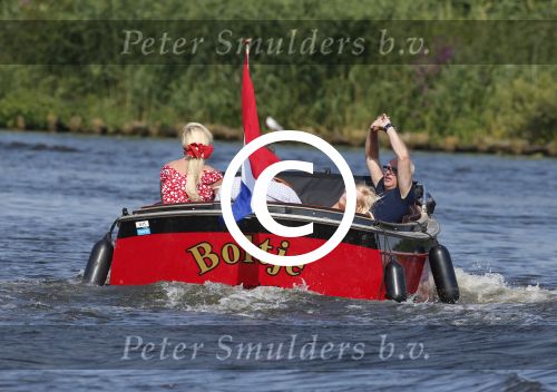 Vreeland 25 juli 2012
Maarten Spanjer met vriendin en Rene v d Gijp met vriendin aan het varen op de Vecht met sloep/boot Maarten.
Peter Smulders bv