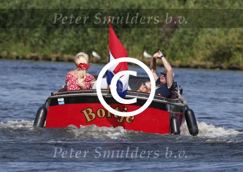 Vreeland 25 juli 2012
Maarten Spanjer met vriendin en Rene v d Gijp met vriendin aan het varen op de Vecht met sloep/boot Maarten.
Peter Smulders bv