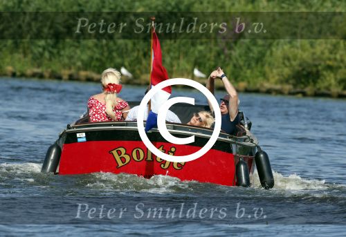 Vreeland 25 juli 2012
Maarten Spanjer met vriendin en Rene v d Gijp met vriendin aan het varen op de Vecht met sloep/boot Maarten.
Peter Smulders bv