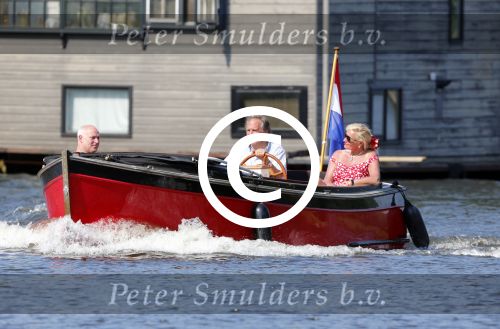 Vreeland 25 juli 2012
Maarten Spanjer met vriendin en Rene v d Gijp met vriendin aan het varen op de Vecht met sloep/boot Maarten.
Peter Smulders bv