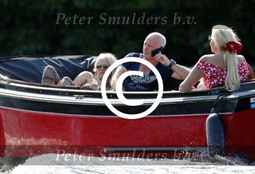 Vreeland 25 juli 2012
Maarten Spanjer met vriendin en Rene v d Gijp met vriendin aan het varen op de Vecht met sloep/boot Maarten.
Peter Smulders bv