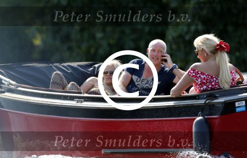 Vreeland 25 juli 2012
Maarten Spanjer met vriendin en Rene v d Gijp met vriendin aan het varen op de Vecht met sloep/boot Maarten.
Peter Smulders bv