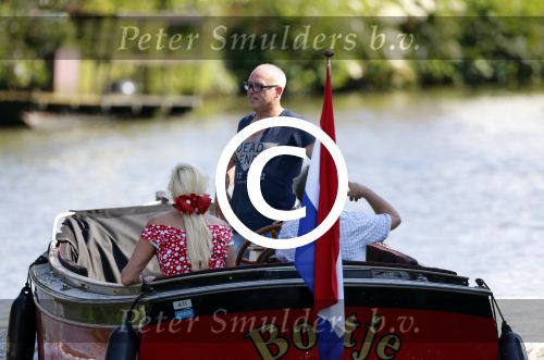 Vreeland 25 juli 2012
Maarten Spanjer met vriendin en Rene v d Gijp met vriendin aan het varen op de Vecht met sloep/boot Maarten.
Peter Smulders bv