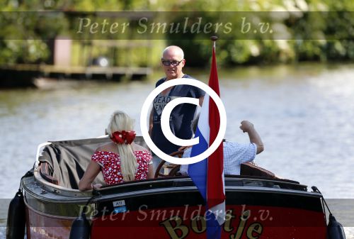 Vreeland 25 juli 2012
Maarten Spanjer met vriendin en Rene v d Gijp met vriendin aan het varen op de Vecht met sloep/boot Maarten.
Peter Smulders bv