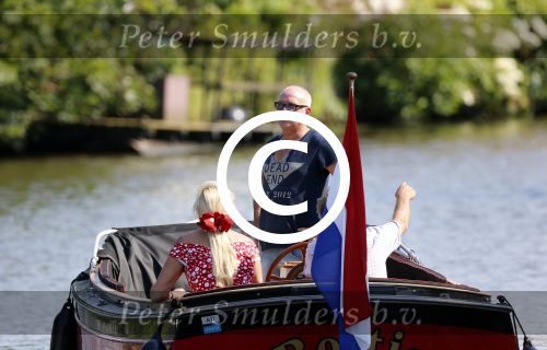 Vreeland 25 juli 2012
Maarten Spanjer met vriendin en Rene v d Gijp met vriendin aan het varen op de Vecht met sloep/boot Maarten.
Peter Smulders bv