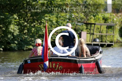 Vreeland 25 juli 2012
Maarten Spanjer met vriendin en Rene v d Gijp met vriendin aan het varen op de Vecht met sloep/boot Maarten.
Peter Smulders bv
