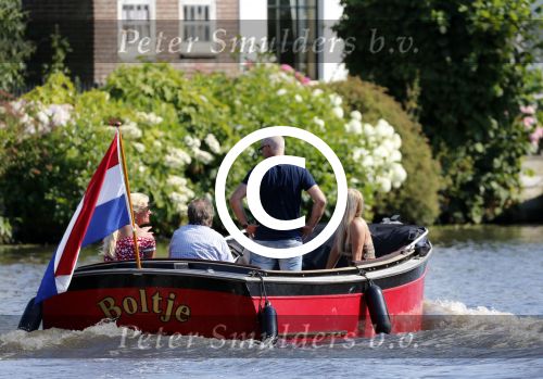 Vreeland 25 juli 2012
Maarten Spanjer met vriendin en Rene v d Gijp met vriendin aan het varen op de Vecht met sloep/boot Maarten.
Peter Smulders bv
