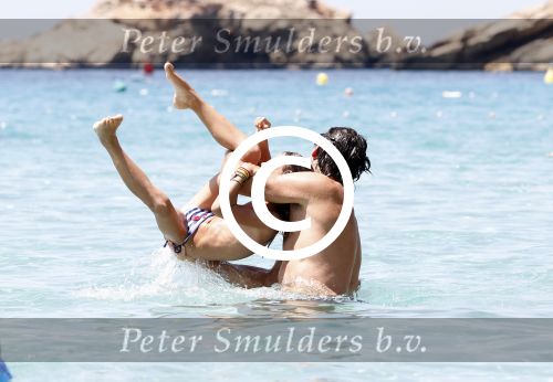 ibiza 31 juli 2012
Rick en Annemarie Engelkes op het strand en in de zee met hun dochters .
Peter Smulders bv