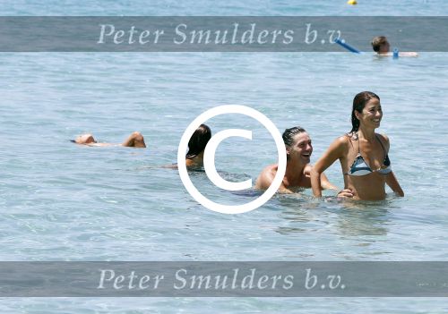 ibiza 31 juli 2012
Rick en Annemarie Engelkes op het strand en in de zee met hun dochters .
Peter Smulders bv