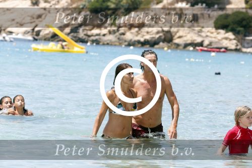 ibiza 31 juli 2012
Rick en Annemarie Engelkes op het strand en in de zee met hun dochters .
Peter Smulders bv