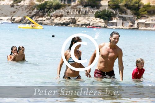 ibiza 31 juli 2012
Rick en Annemarie Engelkes op het strand en in de zee met hun dochters .
Peter Smulders bv