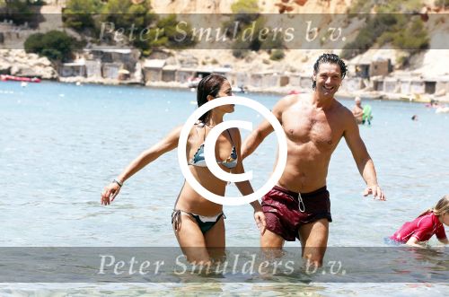 ibiza 31 juli 2012
Rick en Annemarie Engelkes op het strand en in de zee met hun dochters .
Peter Smulders bv