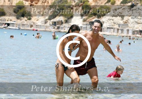 ibiza 31 juli 2012
Rick en Annemarie Engelkes op het strand en in de zee met hun dochters .
Peter Smulders bv