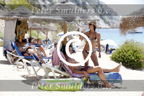 ibiza 31 juli 2012
Rick en Annemarie Engelkes op het strand en in de zee met hun dochters .
Peter Smulders bv