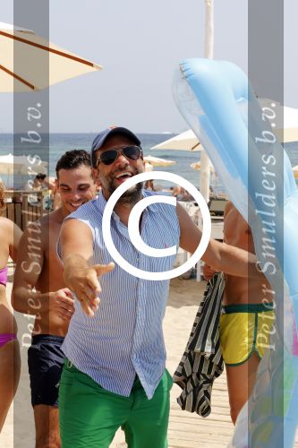ibiza 1 augustus 2012
Ferry Doedens met zijn nieuwe vriend Nuno Azevedo op het strand bij el seriquito. Roeland Fernhout
Peter Smulders bv