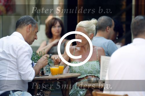 Amsterdam 26 juli 2012
Ronald Kahn en Judith Osborn op terras op de cornelis schuytstraat.
Peter Smulders bv
