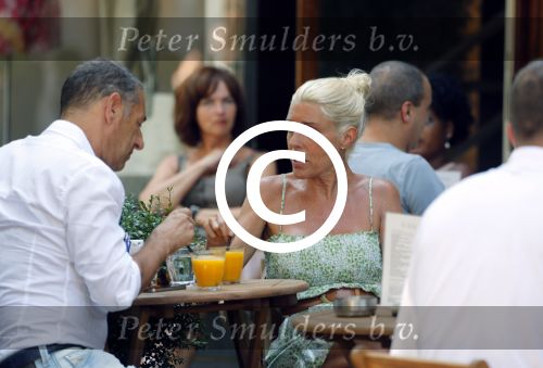 Amsterdam 26 juli 2012
Ronald Kahn en Judith Osborn op terras op de cornelis schuytstraat.
Peter Smulders bv